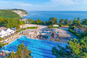Camping Village Mare Pineta - Luftaufnahme des Campingplatzes mit Pool und Meer im Hintergrund
