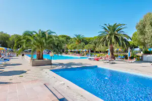 Camping Mareblu - Poolbereich umgeben von Palmen auf dem Campingplatz