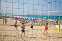 Camping Mareblu  -  Volleyballfeld vom Campingplatz am Strand vom Mittelmeer