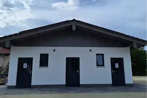Camping Mariengrund - Blick auf das Sanitärgebäude