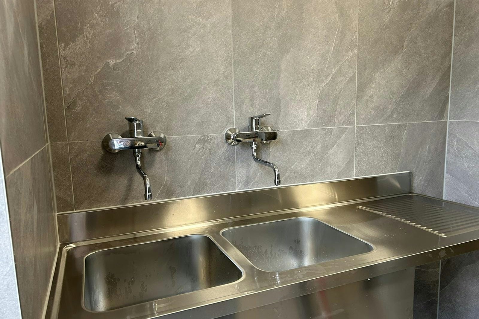 Camping Mariengrund - Geschirrspülbecken im Sanitärgebäude