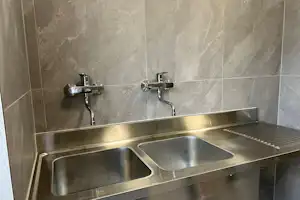 Camping Mariengrund - Geschirrspülbecken im Sanitärgebäude