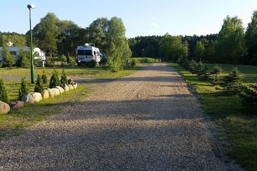 Camping Marina - Straße auf dem Campingplatz neben Parzellen für Wohnwagen