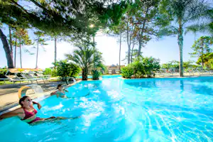 Camping Marina d'Aléria - Gäste im Pool im Schatten der Bäume