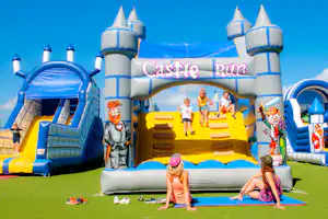 Camping Marina d'Aléria - Hüpfburg auf dem Campingplatz