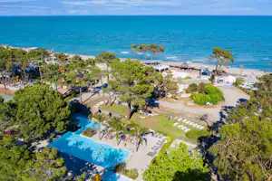 Camping Marina d'Aléria - Pool und Strand auf dem Campingplatz