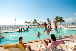 Camping Marina d'Erba Rossa - Camper am Pool vom Campingplatz mit Blick auf das Meer
