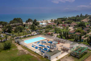 Camping Marina d'Erba Rossa - Campingplatz aus der Vogelperspektive
