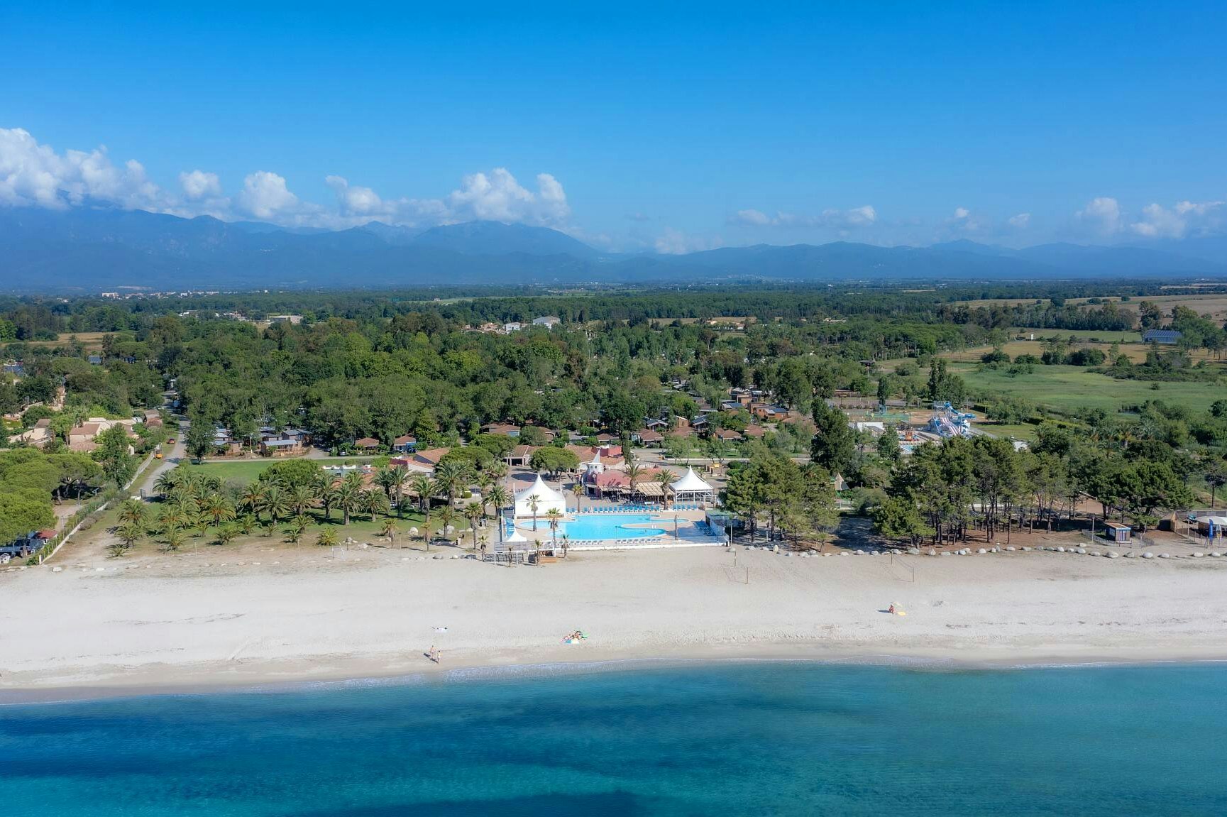 Camping Marina d'Erba Rossa  - Luftaufnahme des Campingplatzes am Strand