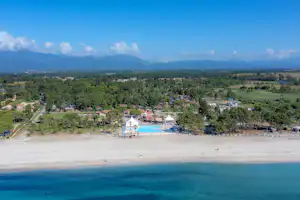 Camping Marina d'Erba Rossa - Luftaufnahme des Campingplatzes am Strand