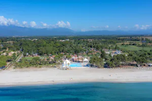 Camping Marina d'Erba Rossa - Luftaufnahme des Campingplatzes am Strand