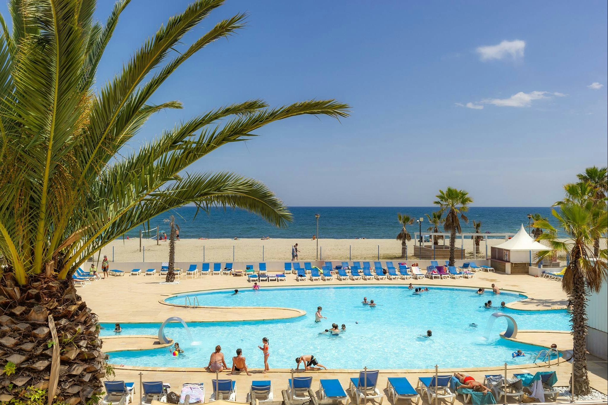 Camping Marina d'Erba Rossa  - Pool im Freien mit Liegestühlen und Sonnenschirmen