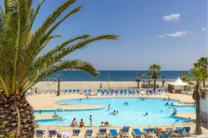 Camping Marina d'Erba Rossa - Pool im Freien mit Liegestühlen und Sonnenschirmen