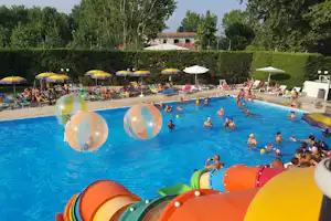 Camping Marina di Rossano - Pool mit Wasserrutschen auf dem Campingplatz