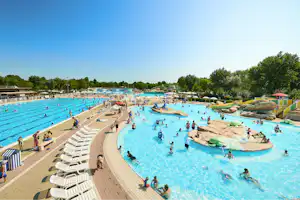 Camping Marina di Venezia - Pool vom Campingplatz mit Wasserrutsche und Liegestühlen in der Sonne