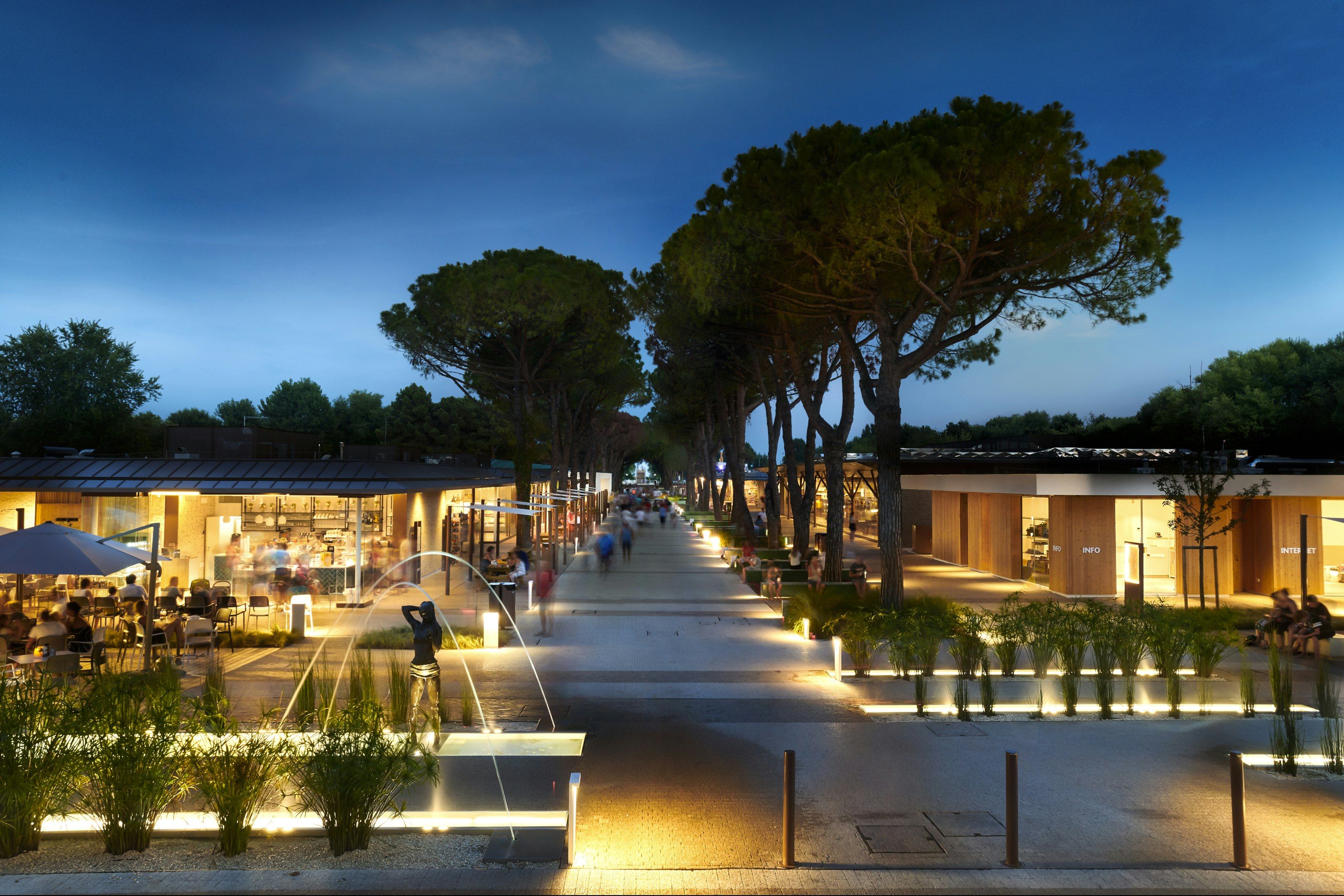 Camping Marina di Venezia  - beleuchteter Gehweg auf dem Campingplatz am Abend