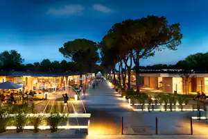 Camping Marina di Venezia - beleuchteter Gehweg auf dem Campingplatz am Abend