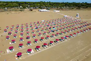 Camping Marina di Venezia - Luftaufnahme des Strandes mit Sonnenschirmen und Liegestühlen