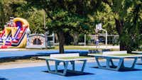 Camping Marina Paradise - Tischtennisplatten vor dem Basketballplatz und den Hüpfburgen