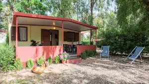 Camping Marina - Bungalow mit überdachter Terrasse auf dem Campingplatz