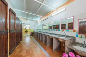 Camping Marina - Innenraum des Sanitärgebäudes mit Toilettenkabinen und Waschbecken