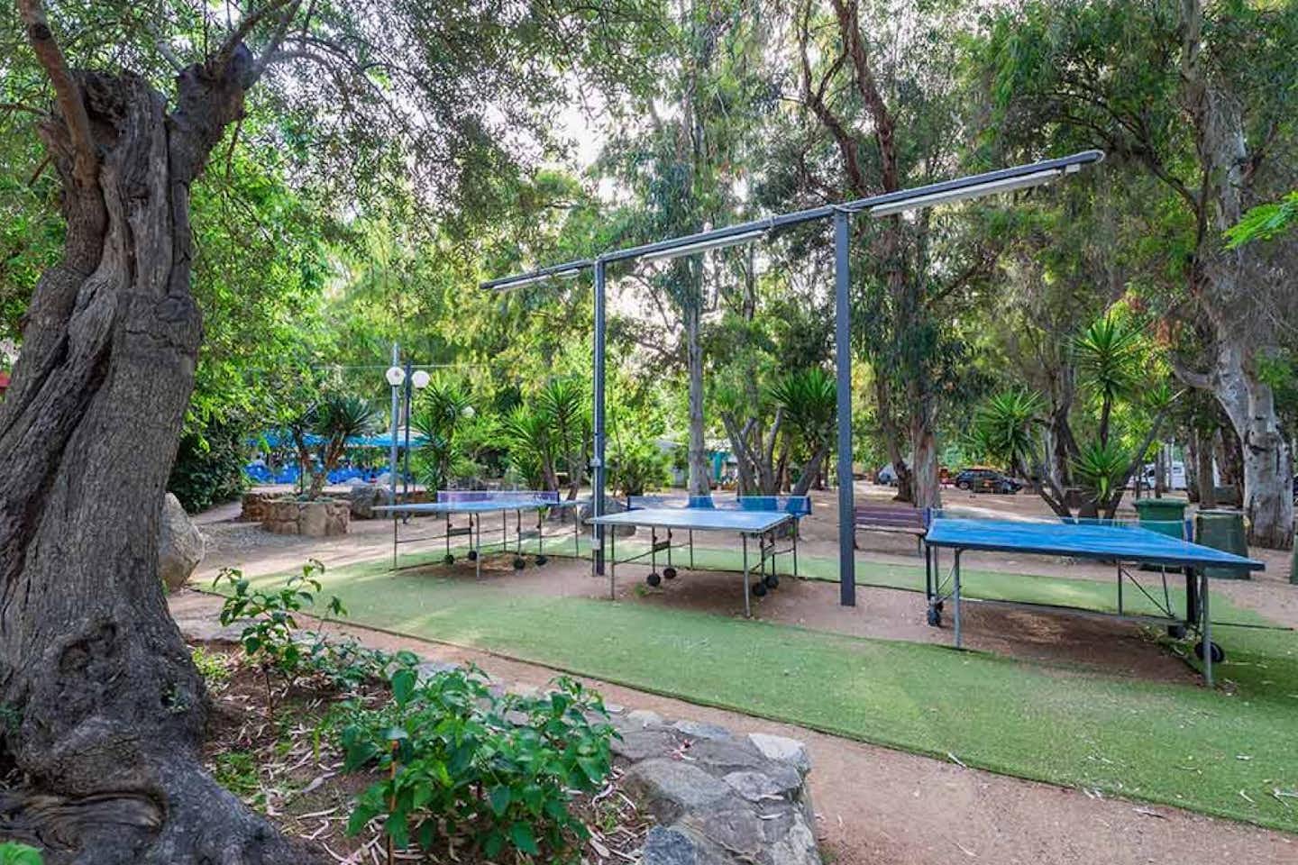 Camping Marina - Tischtennisplatten unter Bäumen auf dem Campingplatz