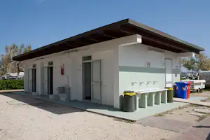 Camping Marinella - Sanitärgebäude vom Campingplatz