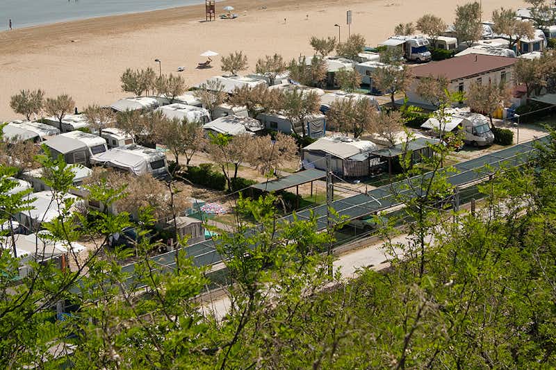 Camping Marinella  -  Stellplatz vom Campingplatz am Strand