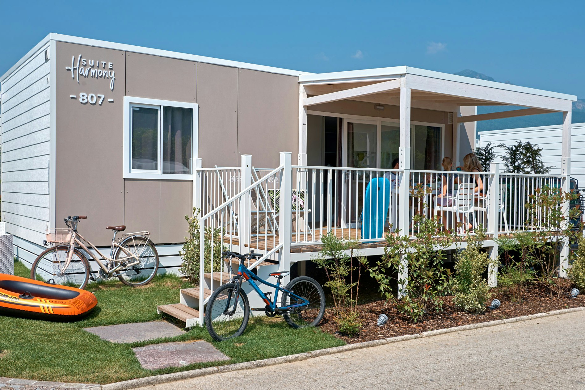 Camping Mario Village  - Mobilheim mit Terrasse auf dem Campingplatz