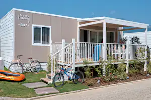 Camping Mario Village - Mobilheim mit Terrasse auf dem Campingplatz