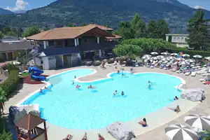 Camping Mario Village - Pool im Freien mit Liegestühlen und Sonnenschirmen