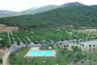 Camping Mariola - Campingplatz und Pool aus der Vogelperspektive mit Blick auf die Berge