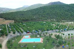 Camping Mariola - Campingplatz und Pool aus der Vogelperspektive mit Blick auf die Berge