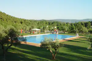 Camping Mariola - Pool des Campingplatzes im Grünen