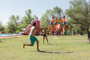 Camping Mariola - spielende Gäste auf der Wiese des Campingplatzes