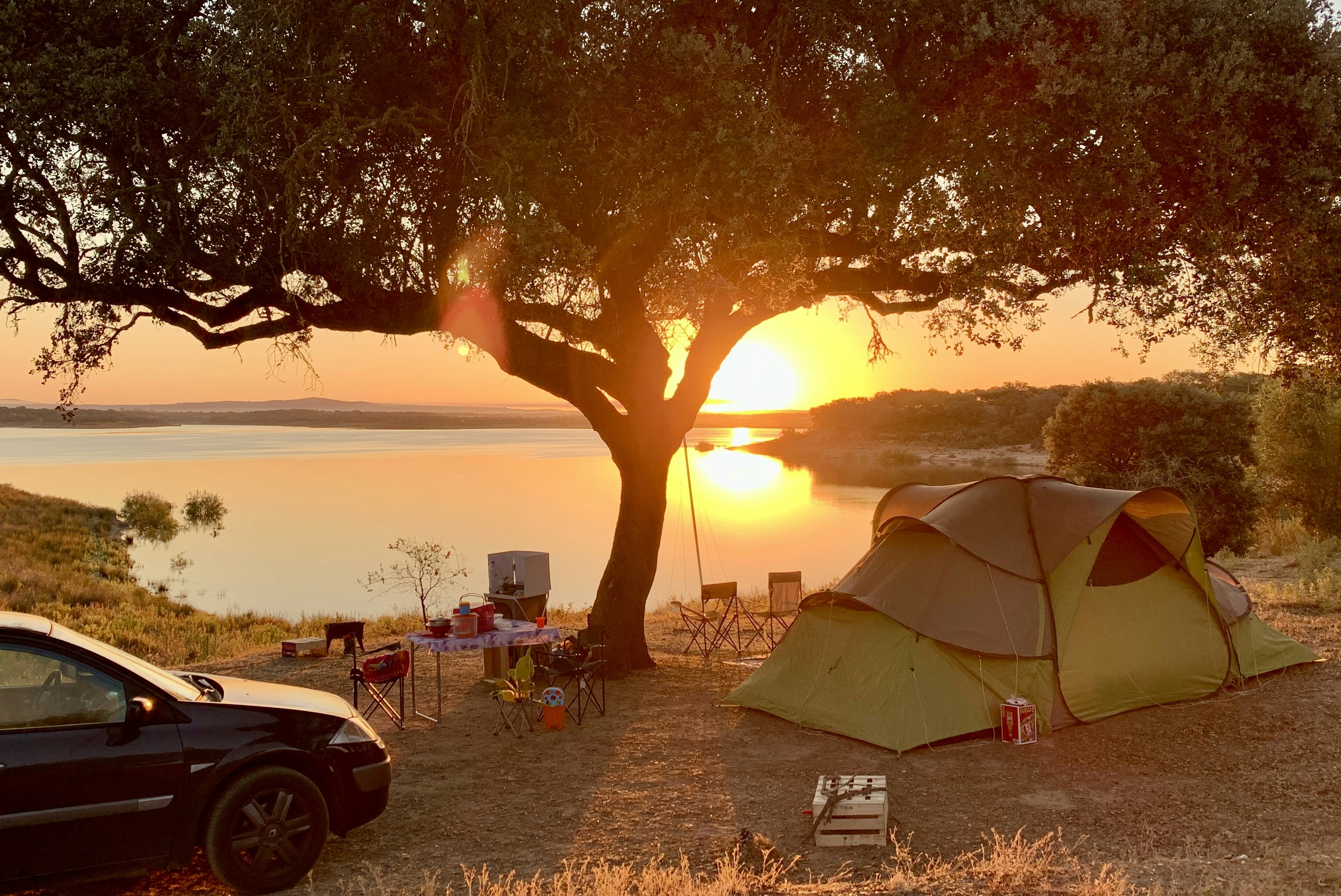 Camping Markádia - Zeltplatz mit Blick auf den See bei Sonnenuntergang