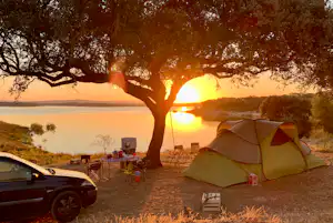 Camping Markádia - Zeltplatz mit Blick auf den See bei Sonnenuntergang