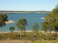Camping Markádia -  Campingplatz  mit Blick auf den  See  Albufeira da Barragem de Odivelas 