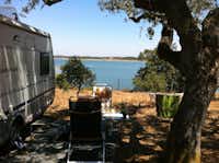 Camping Markádia - Wohnmobil mit Blick auf den Albufeira da Barragem de Odivelas See  