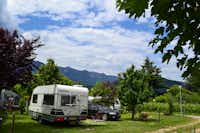 Camping Markushof  -  Wohnwagen- und Zeltstellplatz zwischen Bäumen mit Blick auf die Berge