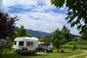 Camping Markushof - Wohnwagen- und Zeltstellplatz zwischen Bäumen mit Blick auf die Berge