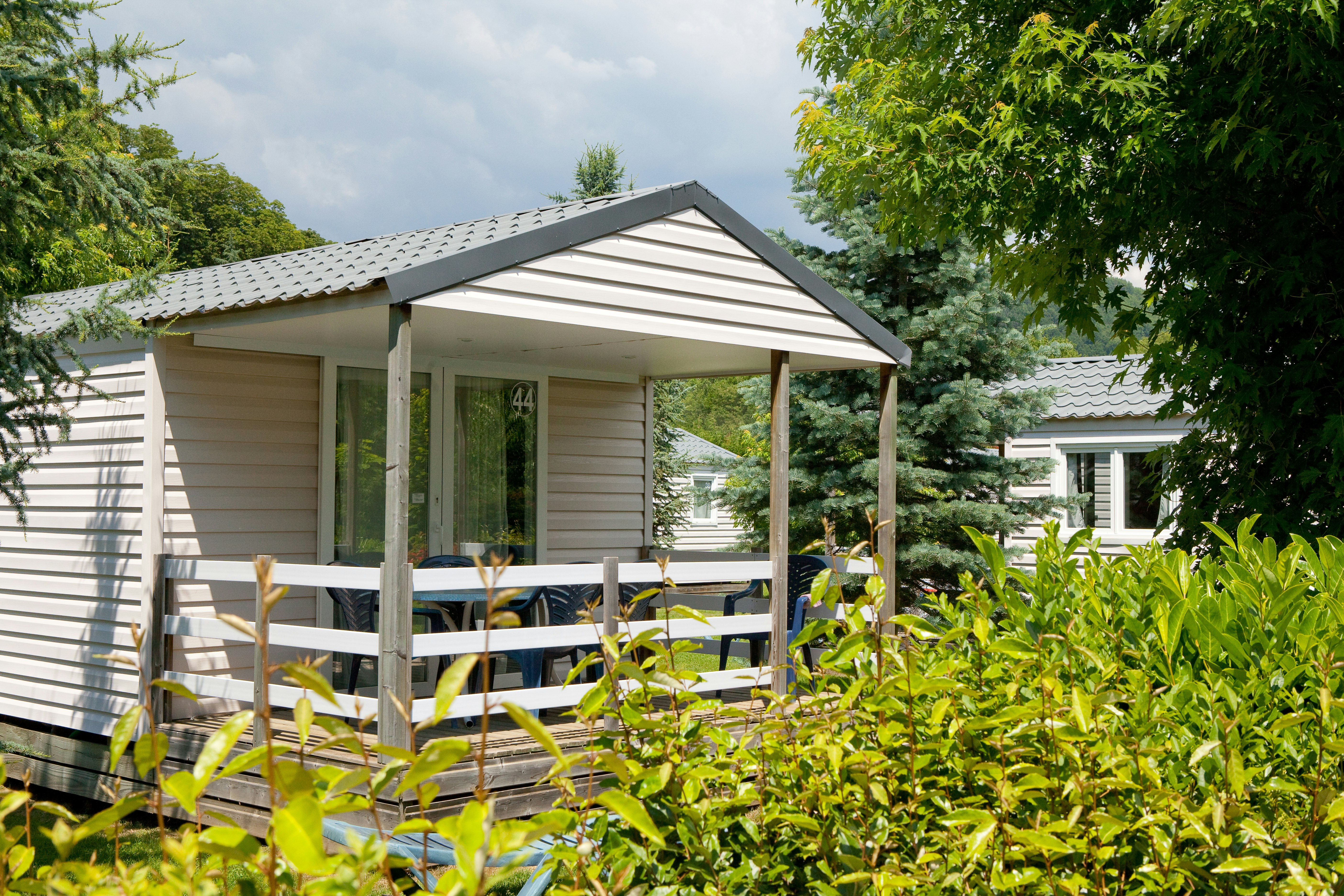 Camping Marmotel  -  Mobilheim mit Terrasse auf dem Campingplatz