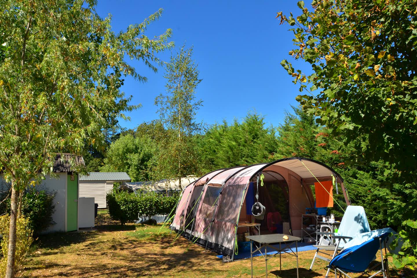 Camping Marmotel -  Zeltplatz zwischen Bäumen auf dem Campingplatz