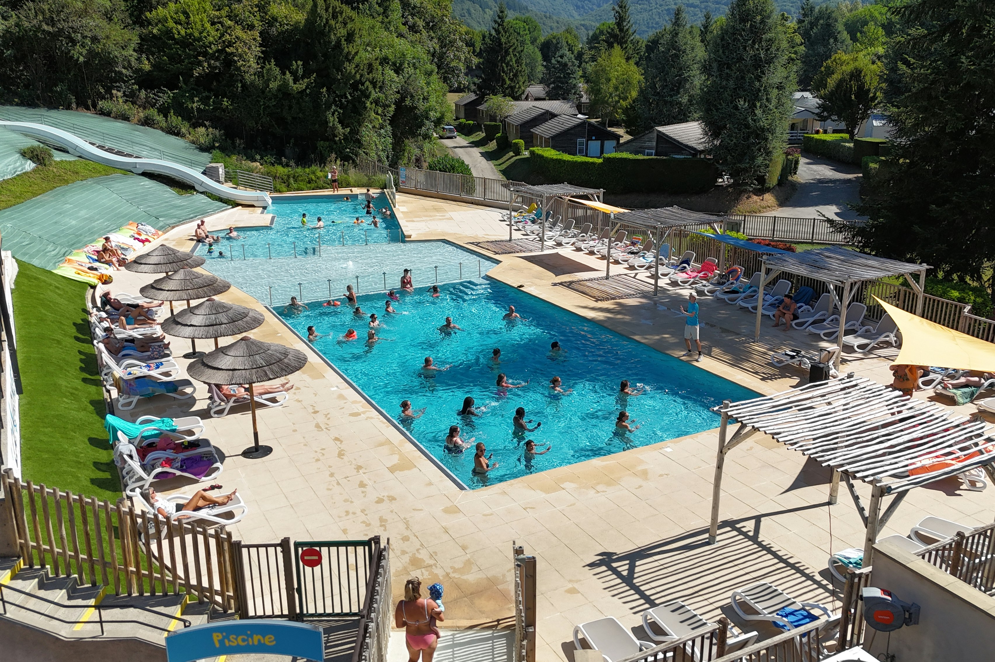 Camping Paradis Marmotel  - Pool im Freien mit Liegestühlen und Sonnenschirmen