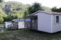 Camping Mas de Champel - Mobilheime mit Terrassen im Grünen mit Blick auf die Hügel auf dem Campingplatz