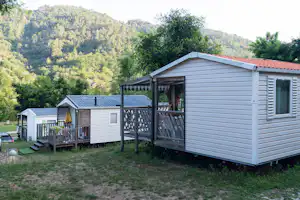 Camping Mas de Champel - Mobilheime mit Terrassen im Grünen mit Blick auf die Hügel auf dem Campingplatz
