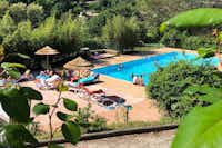 Camping Mas de Champel - Poolbereich mit Badegästen und Sonnenliegen