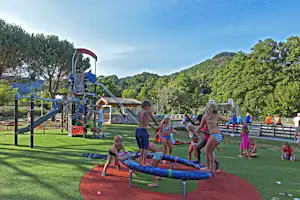 Camping Mas de la Cam - Kinder auf dem Spielplatz vom Campingplatz