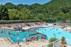 Camping Mas de la Cam - Poolbereich vom Campingplatz mit Liegestühlen