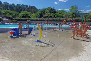 Camping Mas de la Cam - Wasserspielplatz für Kinder im Poolbereich auf dem Campingplatz
